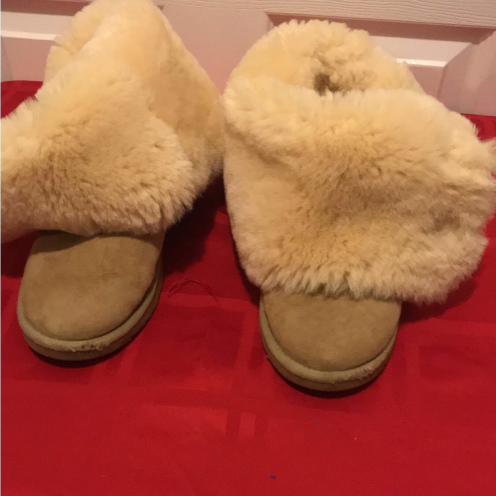 This is an UGG Australia boots in a size 7 1/2 they very good quality